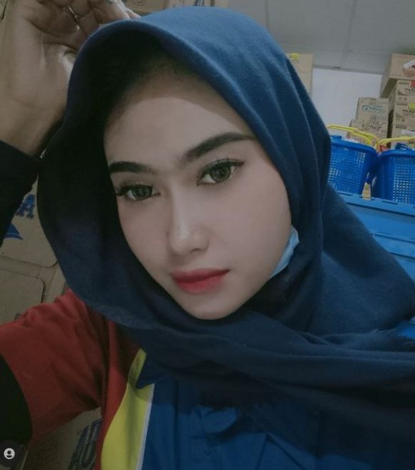 Sri Rahmawati Skandal Kasir Jilbab Biru - Foto 1