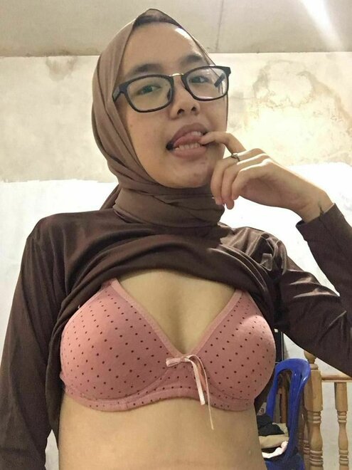 Windy Hijab Berjembut Dimasukin Kontol - Foto 13