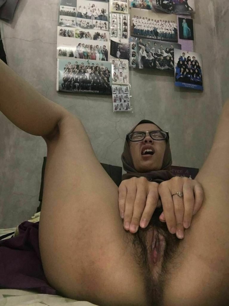 Windy Hijab Berjembut Dimasukin Kontol - Foto 4
