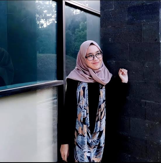 Windy Hijab Berjembut Dimasukin Kontol - Foto 7