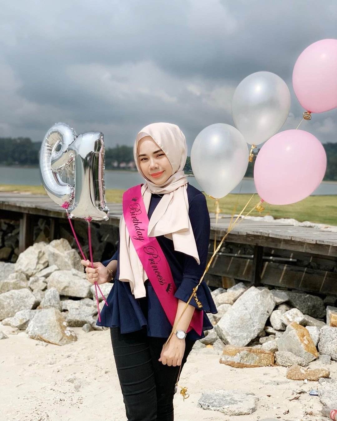 Zirah Jamal Mahasiswi Politeknik Penerbangan Viral - Foto 18