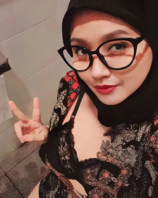 Hijab Hitam Kepngen Colmek