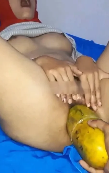 Ibu Guru Hijab Colmekin Pake Pepaya - Kingbokep video 05:00