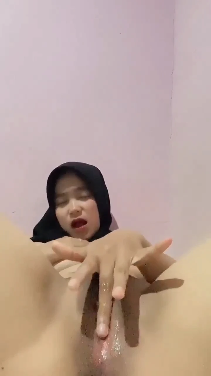 Jilbab Hitam Memeknya Jadi Ngecrot